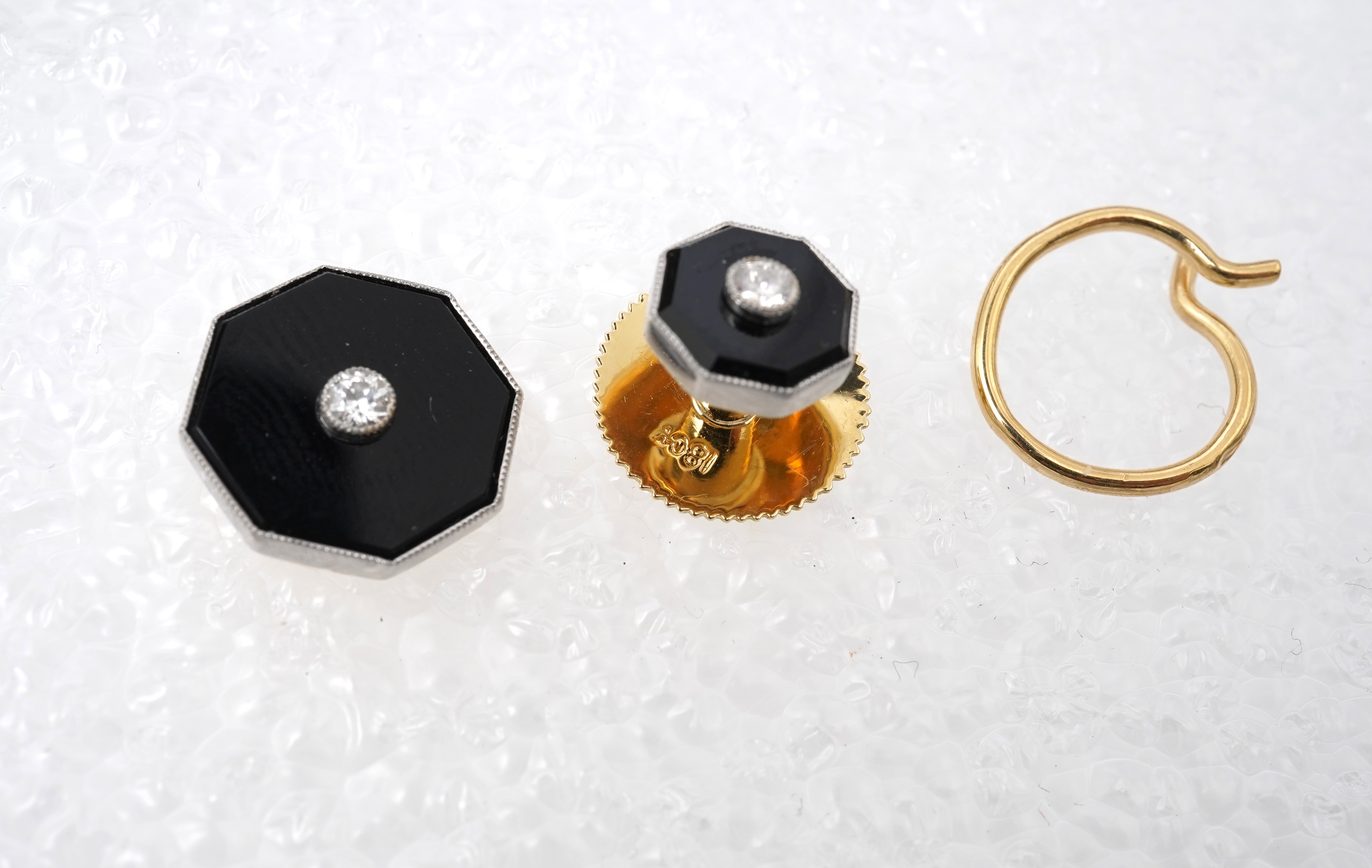 A set of 9ct gentleman's dress set cufflinks and button, retailed by Tessier